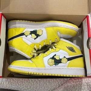 This are some Nike Air Jordan 1 Mid SE GS
Floral Rose